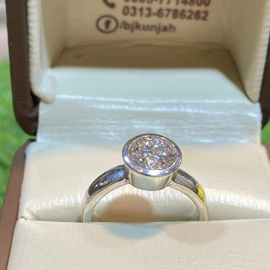 Handmade diamond Style Silver Ring fixed with One Stone